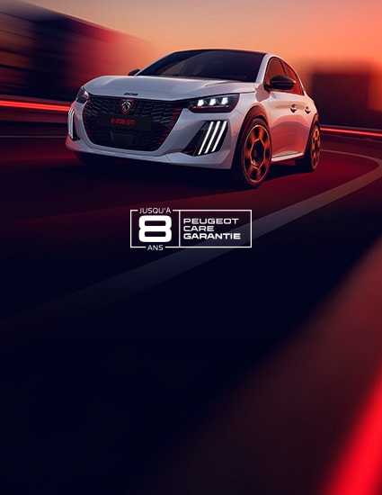 Peugeot E-208 GTi blanche en circulation sur route avec garantie Peugeot Care jusqu’à 8 ans