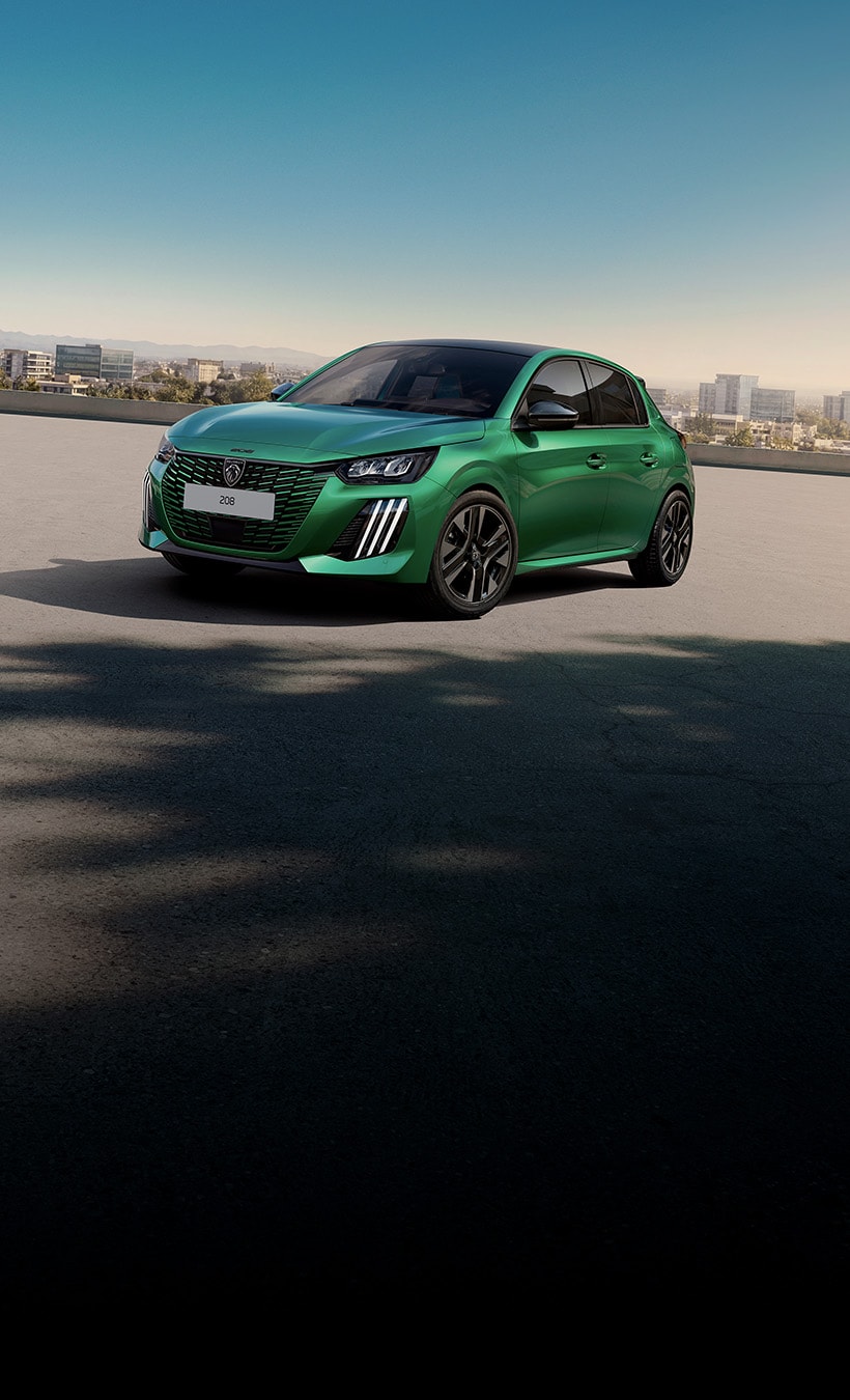 Peugeot 208 hybride verte stationnée en extérieur avec mention de garantie jusqu’à 8 ans