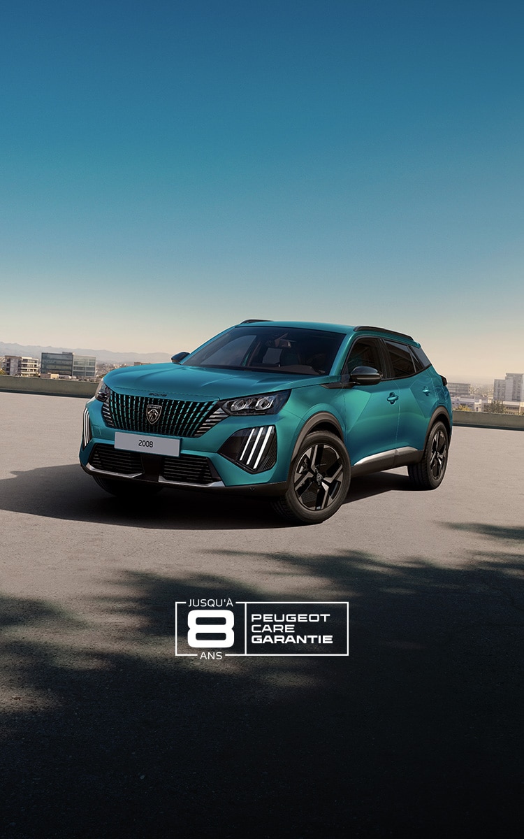 Peugeot 2008 bleu, SUV compact vue de face en trois quarts sur une esplanade avec garantie Peugeot Care jusqu’à 8 ans
